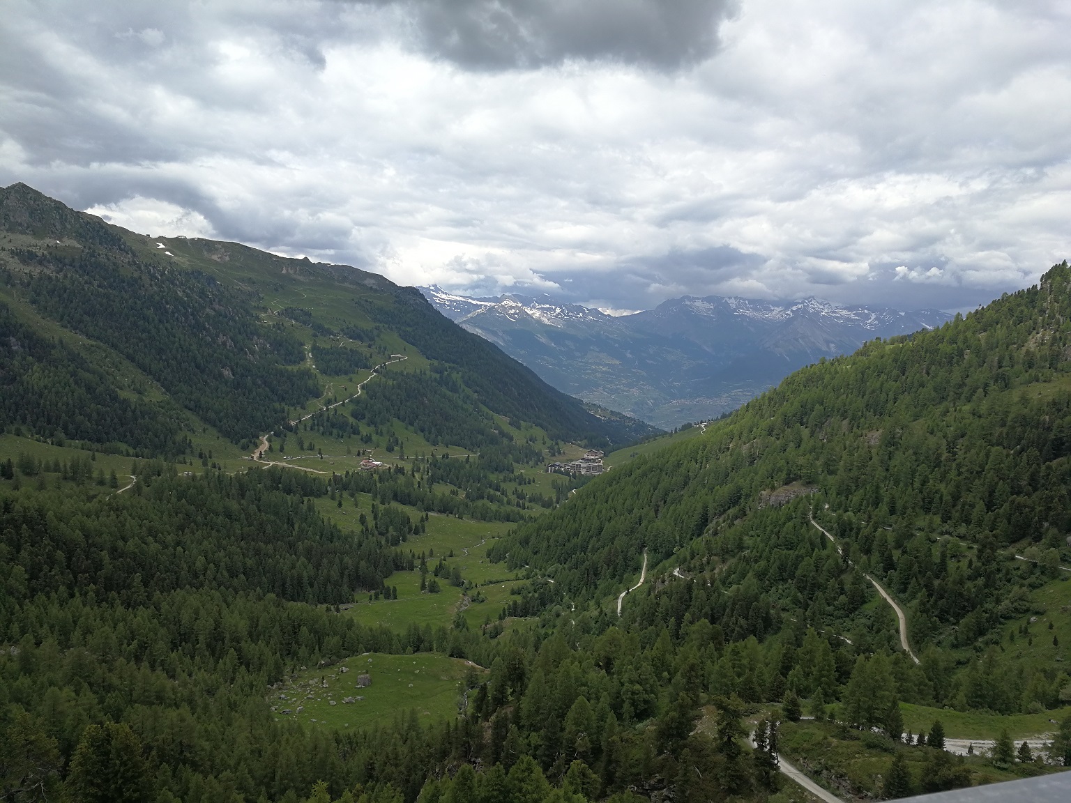 Vue depuis la courrone du barrage de Cleuson